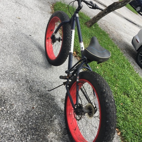 Mongoose Mountain Bike 26” Fat Wheels - Picture 2 of 5